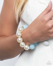 Load image into Gallery viewer, Complete Look - Blue and icy pearls necklace and bracelet